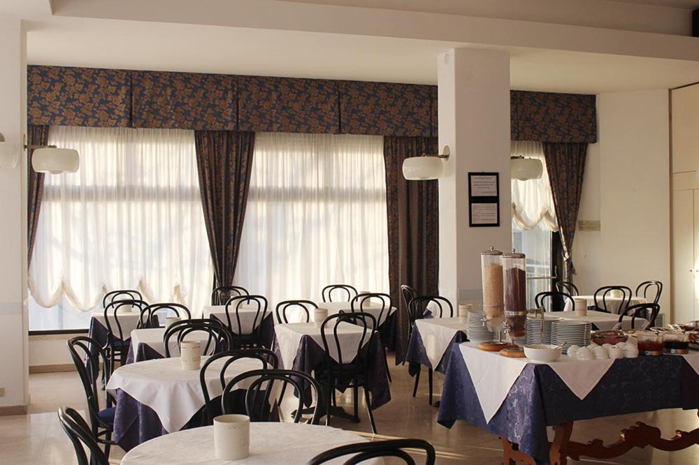 Hotel Grand Meeting Rimini Exteriör bild